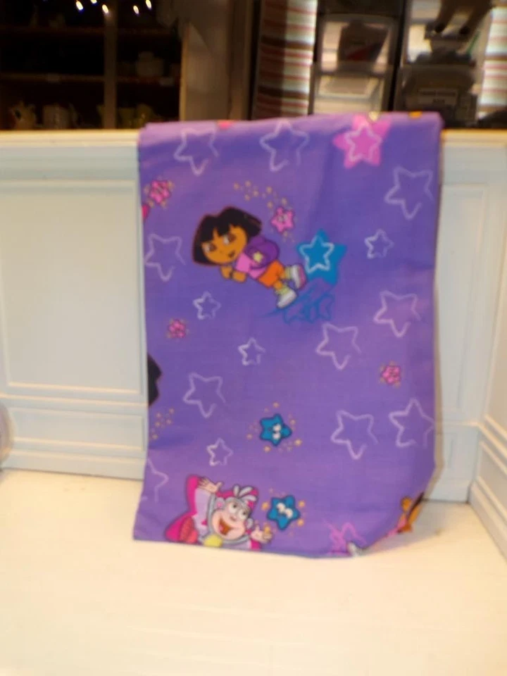 Tela-algodón-vIACOM- 2005 DORA LA EXPLORADORA/IMPRESIÓN PÚRPURA 1+ yardas #3513 Foto 1 de 1