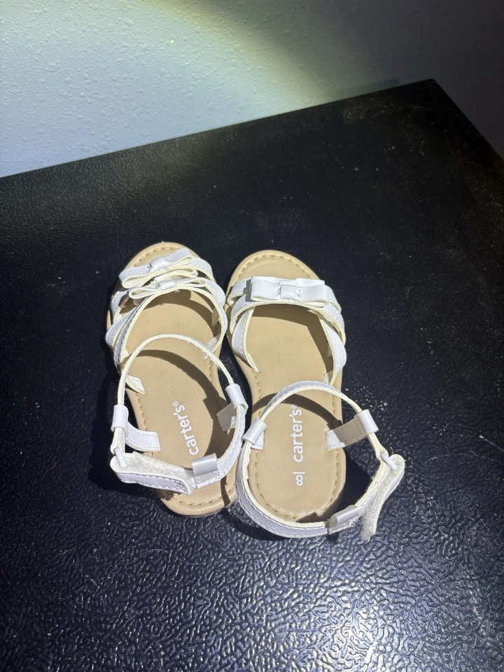 Sandalias Carters talla 8 blancas para niñas pequeñas Foto 1 de 4