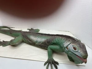 "Figura de reptil iguana detallada de plástico duro grande 1999 de colección 24"" de largo" - Imagen 1 de 7