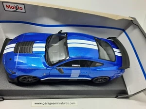 FORD MUSTANG SHELBY GT500 BLEU/BLANC MAISTO REF 31388BL ECHELLE AU 1/18 EME - Foto 1 di 5