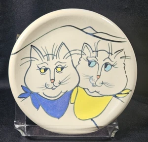 Plato de cerámica Helen Helwig Studio vintage de los 90 de 5", 2 gatos blancos sonrientes, como nuevo - Imagen 1 de 6