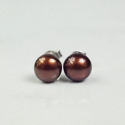 Aretes Honora de plata de ley borgoña de 7,1 mm con perla genuina Foto 1 de 4