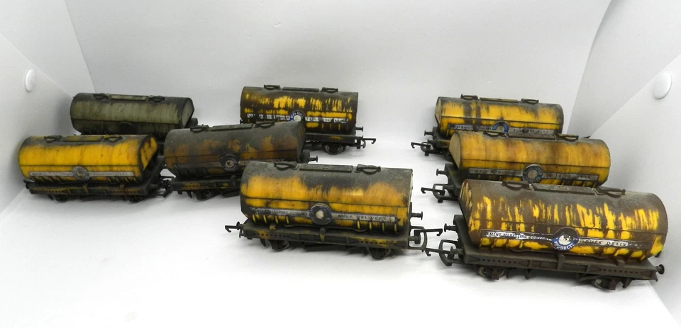 HORNBY - 8 X  CEMENT TANK WAGONS WEATHERED - Image 1 of 1