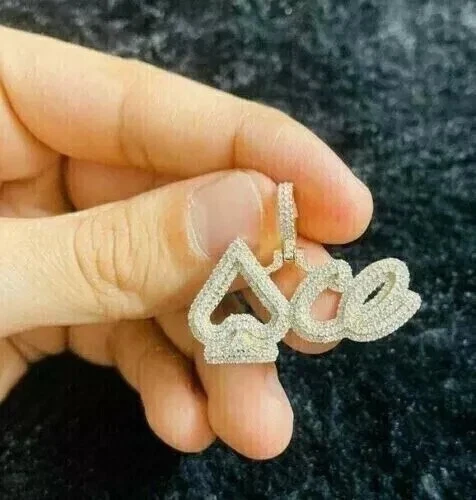 2.50 克拉圆形切割莫桑石定制“ACE”中性吊坠 14K 镀黄金 — 第 1/4 张图片