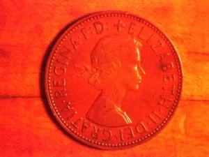1962 Great Britian One Penny w Queen Elizabeth II on Obverse - Picture 1 of 2
