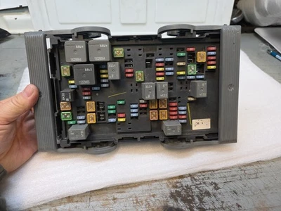 GMC 1999 2000 2001 2002 Sierra Silverado Tahoe Yukon Fuse Box Engine Bay  OEM - Image 1 of 4