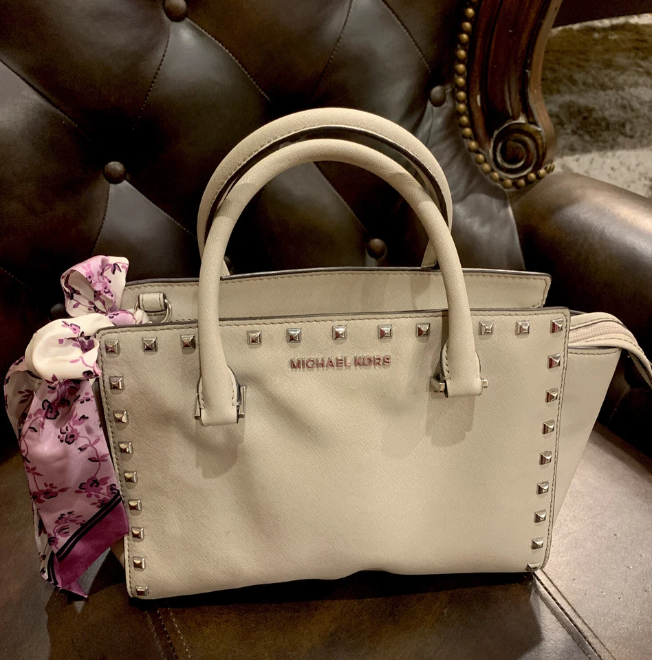 Cartera mediana Michael Kors Selma con tachuelas en gris cemento Foto 1 de 4