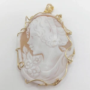 Colgante camafeo tallado a mano - Diseño floral para mujer, plata chapada en oro - Imagen 1 de 10