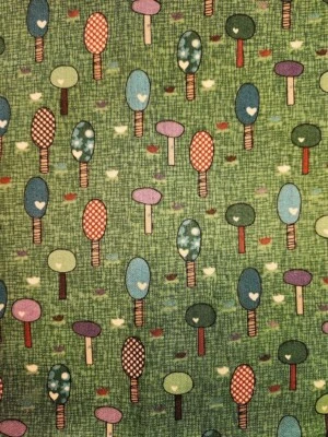 Heidi Grace Baum Druck Stoff für JoAnn Baumwolle grüner Hintergrund verkauft 1/2 Yard - Bild 1 von 4