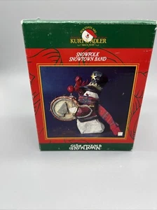 Kurt Adler Snowfolk Snowtown Schneemann Band Trommelspieler J8552 Stoffschal Neu im Karton - Bild 1 von 8