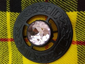 Scottish Fly karierte Brosche mit 1 rosa Stein in mattschwarzem Finish 3" Brosche - Bild 1 von 3