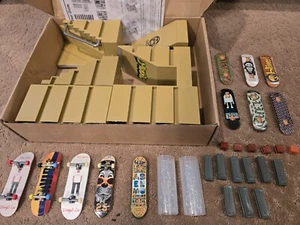 LOTE DE 11 PATINETAS TECNOLÓGICAS Y JUEGO DE RAMPA DE PERSECUCIÓN SUPERIOR, RIEL, ESCALERAS, PERSIANAS, GALÉS - Imagen 1 de 16