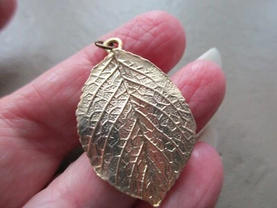 BONITO BRAZALETE COLGANTE VINTAGE RETRO TONO DORADO HOJA DOBLE CARA LLAVERO ENCANTO LINDO Foto 1 de 2