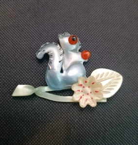 Spilla in celluloide primitiva plastica deliziosa scoiattolo blu vintage non firmata - Foto 1 di 4