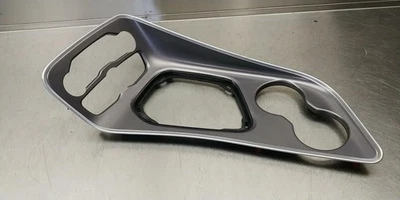 Dodge Challenger 2015-2023 OEM palanca de cambios bisel 6TD511X8AA Foto 1 de 4