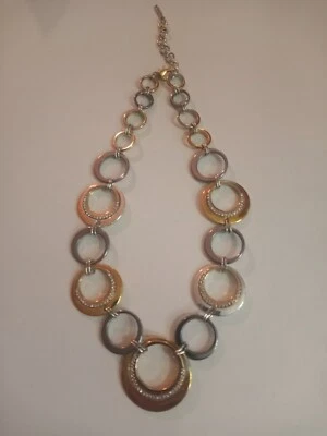 Círculos Nine West tono dorado y plateado detalles de diamantes de imitación pieza llamativa usada en excelente estado Foto 1 de 4