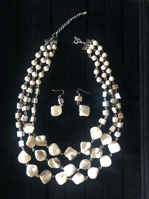 Conjunto de joias NY & CO 3 camadas colar de contas de concha natural conjunto de brinco pendurado NOVO - Imagem 1 de 4