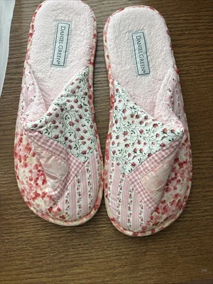Daniel Green Size Large 10-11  Pink Flowered Slippers - Imagem 1 de 4