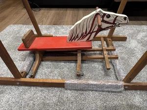 Caballo mecedor de madera vintage en manantiales Wonder Horse años 50 EE. UU. - Imagen 1 de 12