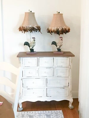 Lámpara de pollo gallo de granja con pantalla de plumas decoración rústica rural primitiva Foto 1 de 4