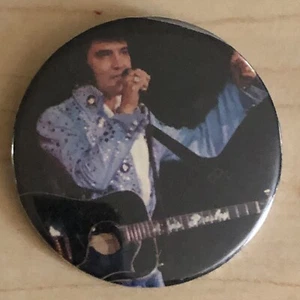 Vintage Elvis Presley Pinback Button Elvis In Blue Jumpsuit J4 - Picture 1 of 2