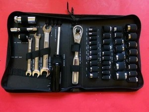 SEARS CRAFTSMAN USA MECCANICA CON CERNIERA SAE SET PRESE METRICHE E CHIAVI NOS - Foto 1 di 4