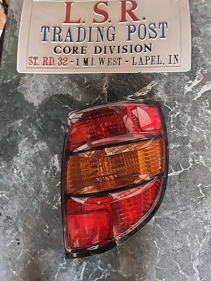 Оригинальный правосторонний задний фонарь для Pontiac Vibe 2003–2008 годов выпуска A2Z9S - Изображение 1 из 1