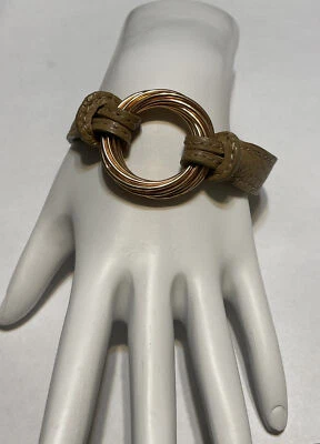 Pulsera de cuero de vaca con anillo retorcido en tono rosa Foto 1 de 4