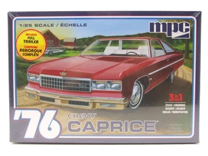 Chevrolet Caprice 1976 mit Anhänger Kunststoffbausatz Modellauto 1:25 MPC - Bild 1 von 5