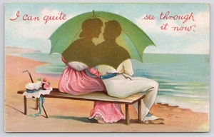 AK Paar sitzt auf Bank Strand durchsichtig Regenschirm Humor  - Bild 1 von 2