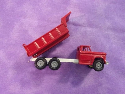 Camión de volteo Chevrolet de juguete pequeño de metal rojo vintage con plataforma móvil Foto 1 de 4