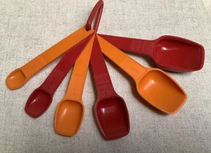 Juego de 6 cucharas medidoras Tupperware vintage anillo D cosecha naranja y rojo - Imagen 1 de 5