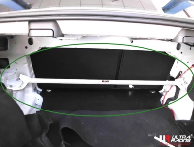 Barra de puntal trasera Ultra Racing fit Mercedes Benz C63 AMG / C200 (W204) 2.0 '08-'14  Foto 1 de 4