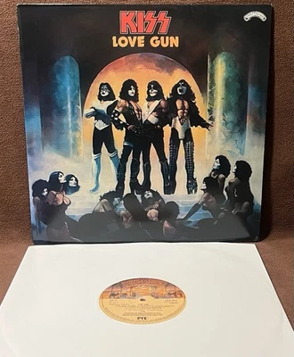KISS—Vinyl LP—Love Gun—UK Pressing—PYE Records—CALH 2017 Foto 1 de 4