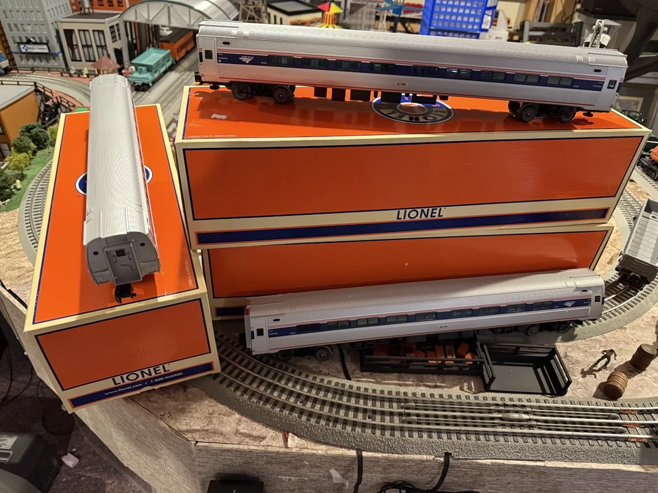 Lionel Amtrak 18 英寸现代 Streamliner Coach 汽车 - 3 件套 - 35432 35430 35431 — 第 1/4 张图片
