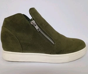 CUSHIONAIRE Hart Hidden Wedge Ankle Bootie Sneaker Olive Green Sz 7.5 EXCELLENT - Picture 1 of 7