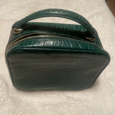 Bandolera Zara Basic verde imitación cuero Foto 1 de 4