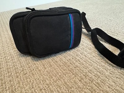 Bolso para cámara Coast con correa y dos bolsillos con cremallera negro con púrpura y verde azulado Foto 1 de 4