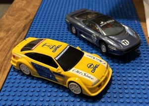 Scalextric - Azul Jaguar XJ220C #11 y Calibra amarillo coches de slot en muy buena condición - Imagen 1 de 9
