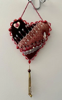 CORAÇÃO PENDURADO frisado *100% FEITO À MÃO* bordado, veludo, seda, cetim, borla - Imagem 1 de 4