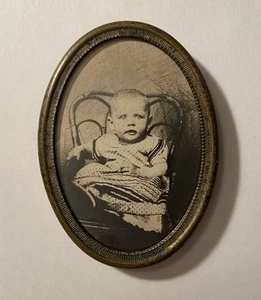 Antique Portrait Photograph of a Baby in an Oval Frame 3.5 in T x 2.25 in W - Picture 1 of 6