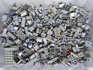Lote #8 - 400 ladrillos LEGO pequeños gris claro, placas y piezas especiales - Imagen 1 de 3