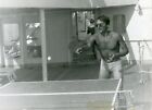 Bez koszulki Przystojni młodzi mężczyźni grający w tenis stołowy gej int vtg zdjęcie