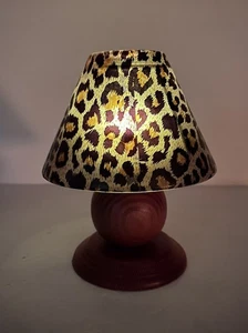 Teelichtlampe Kerzenhalter Holzsockel Leopardenmuster Glasschirm 6" hoch - Bild 1 von 13
