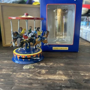 Schylling Pull & Spin Karussell Blechspielzeug Sammlerstück Neu im Karton Pferde Karneval - Bild 1 von 7