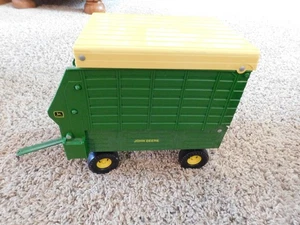 25-1099 ERTL John Deere scala 1/16 carro insilato foraggio fattoria giocattolo metallo e plastica - Foto 1 di 10