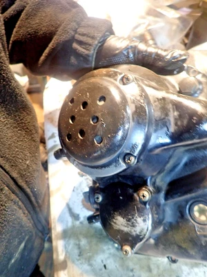 Cubierta de embrague/cubierta lateral del motor Suzuki ALT 125 Foto 1 de 4