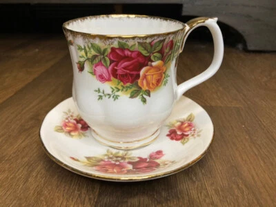 Taza de té Royal Albert Old Country Roses y platillo Queen Anne porcelana de hueso inglesa Foto 1 de 4