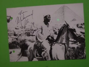 BOXING - MUHAMMAD ALI SIGNED B&W 7"x5" PHOTO ON HORSE IN FRONT OF PYRAMIDS EGYPT - Picture 1 of 2