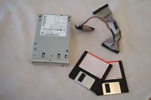 IOMEGA ZIP DRIVE 250MB + 2X FLOPPY DISCS+ IDE CABLE, VINTAGE COMPUTER PARTS, VGC - Picture 1 of 5